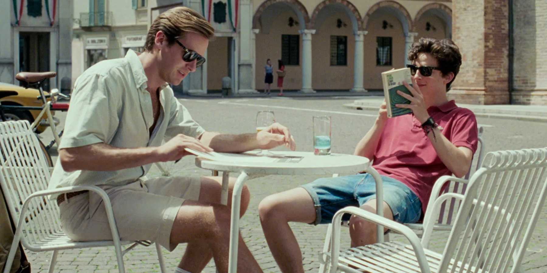 Оливер и Элио сидят на солнце в фильме "Любовь, которую зовут тебя"