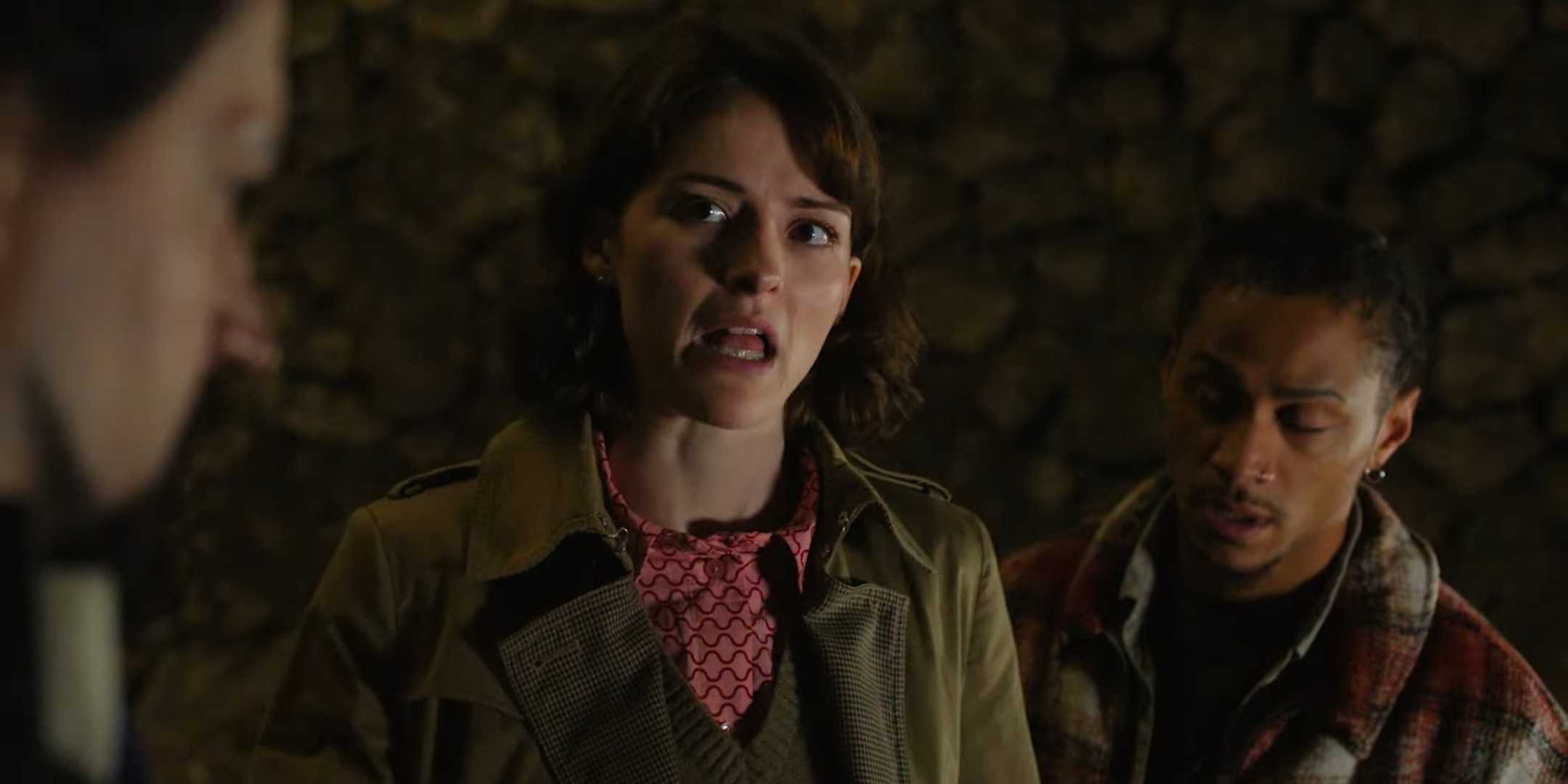 Лиса Оливии Моррис и Коннор Блюи Робинсона разговаривают с Викрамом в сериале "The Librarians: The Next Chapter"