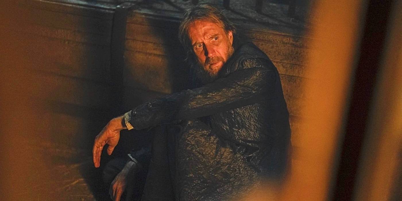 Рис Айфас в роли Отто Хайтоуэра, удерживаемого в финале второго сезона сериала "Дом дракона"