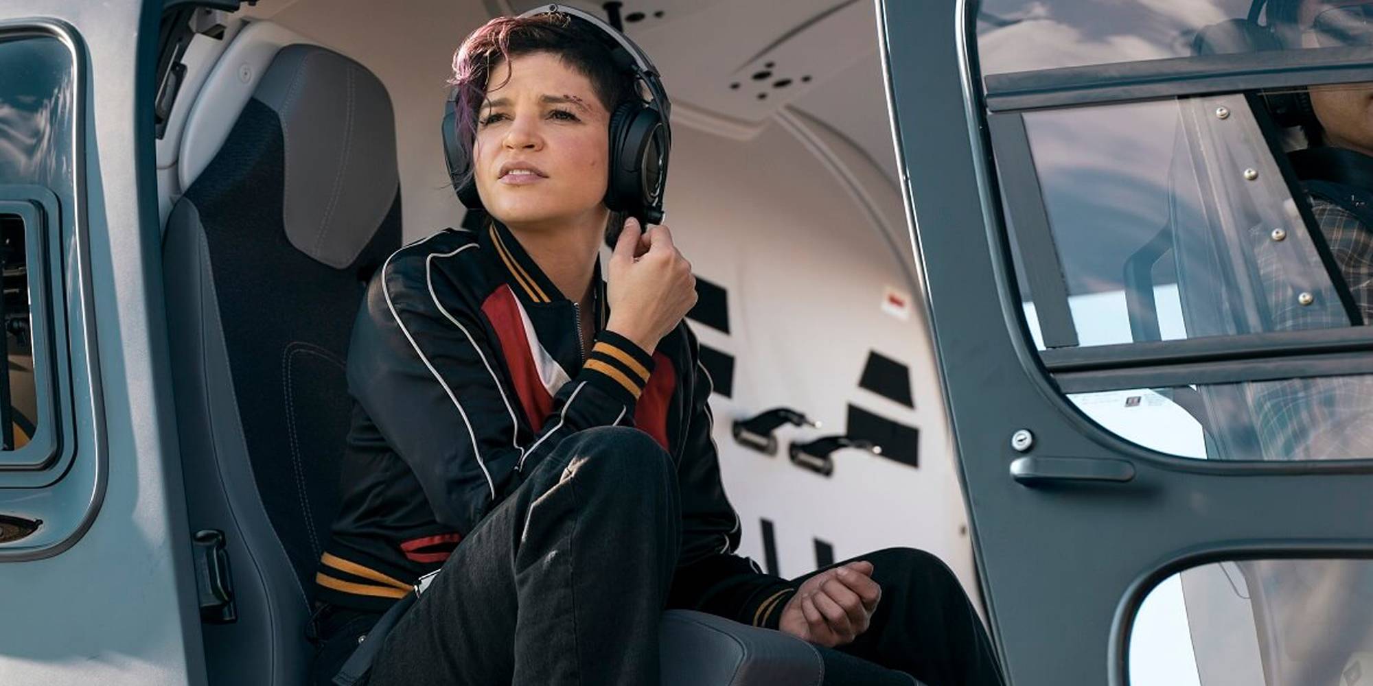 Паоло Лазаро в роли Ангелы Гомес, сидящей в вертолете в фильме "Obliterated".