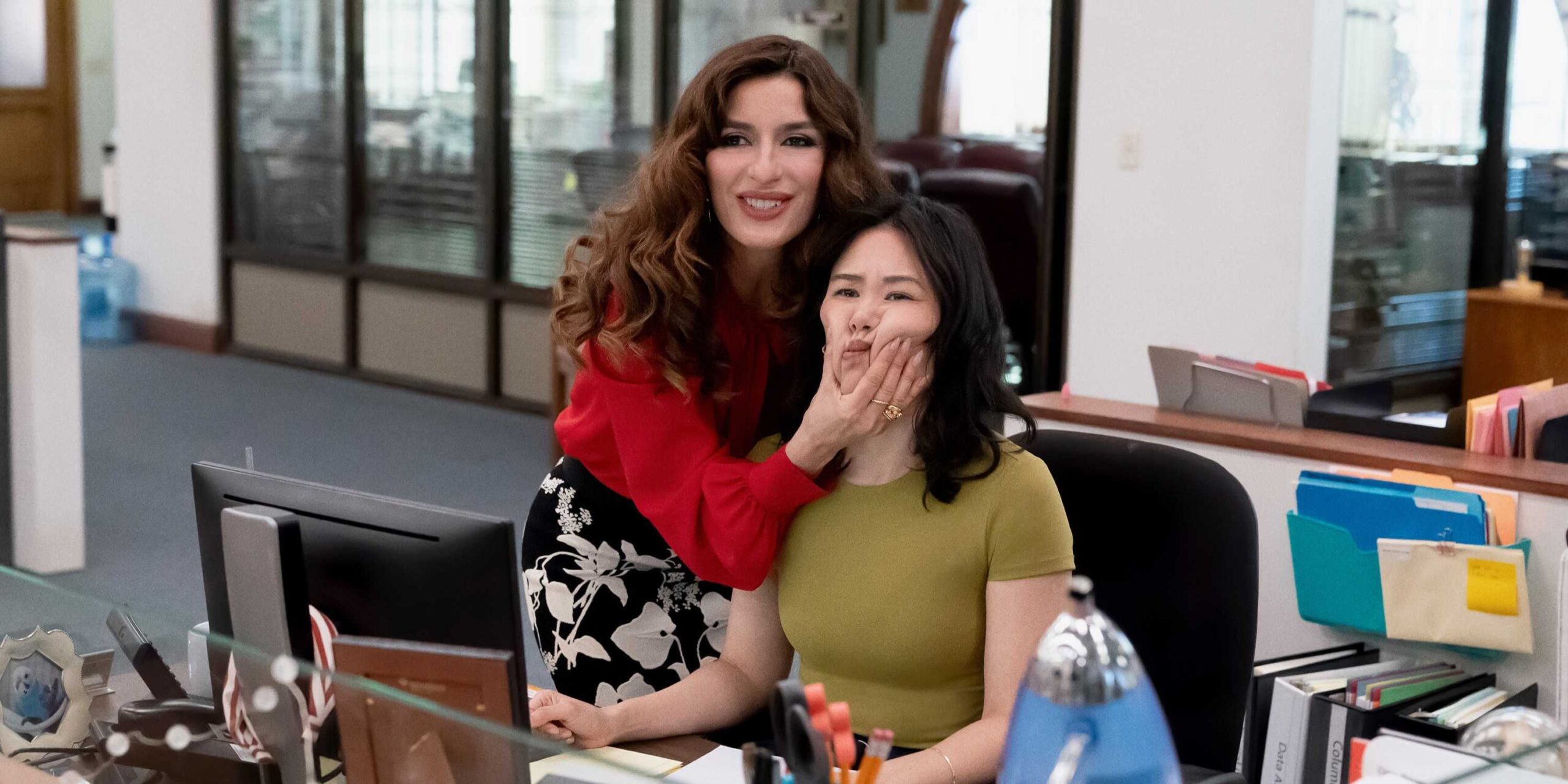 Сабрина Импаччаторе в роли Эсмерлады хватает Рамону Янг в роли Николь за щеки в The Paper