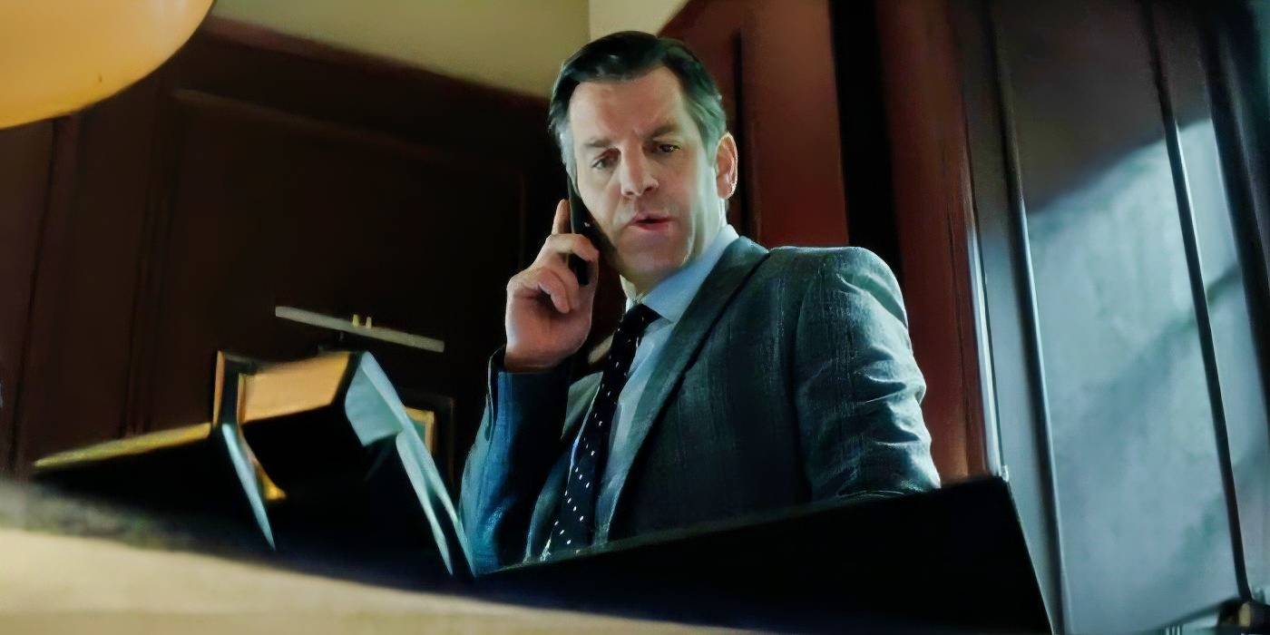 Винсент, злодей из *Paris Has Fallen* DCX Capital (Джон Хопкинс), разговаривает по телефону