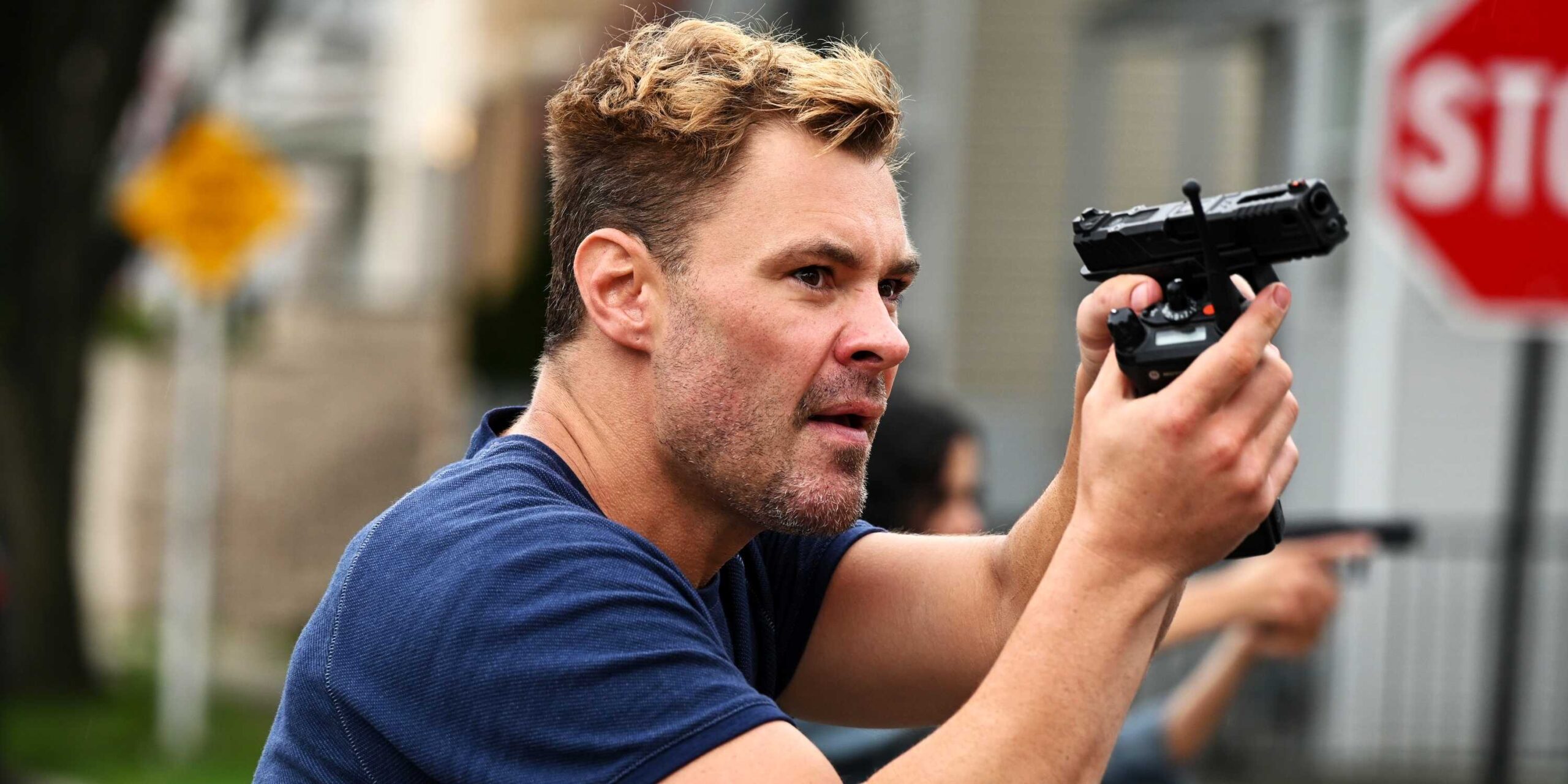 Патрик Джон Флюгер в роли Адама Рузека в Chicago PD, 12-й сезон, эпизод 2