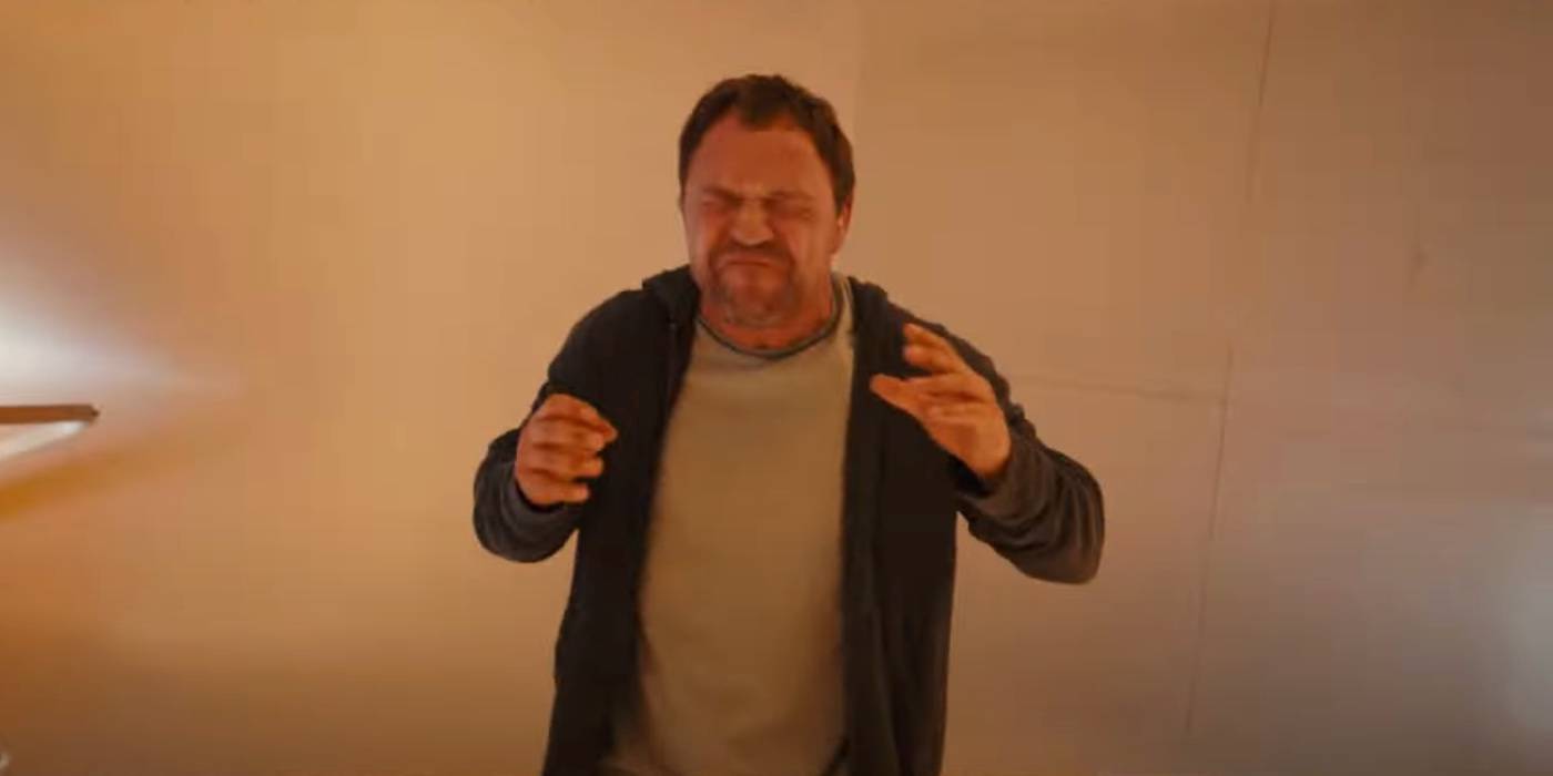 Патрик Маллиган в "Вэндом: Последний танец", выглядит напряженным