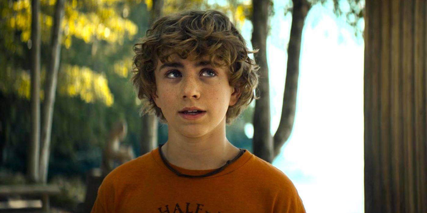 Вокер Скобелл в роли Перси, смотрящий вверх на Хирона в эпизоде 3 "Перси Джексон и Олимпийцы"