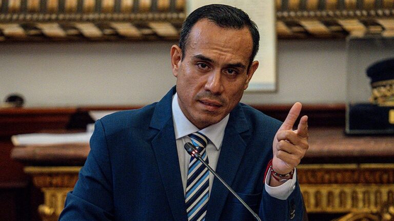 Перу сталкивается с политической нестабильностью после отстранения седьмого президента за последние десять лет