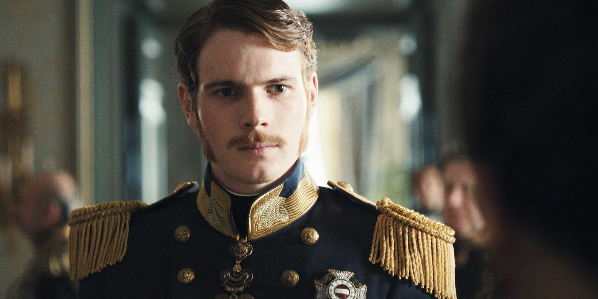 Филип Фроассант в роли Франца Иосифа, императора Австрии, в 2 сезоне сериала "Императрица", выглядит расстроенным