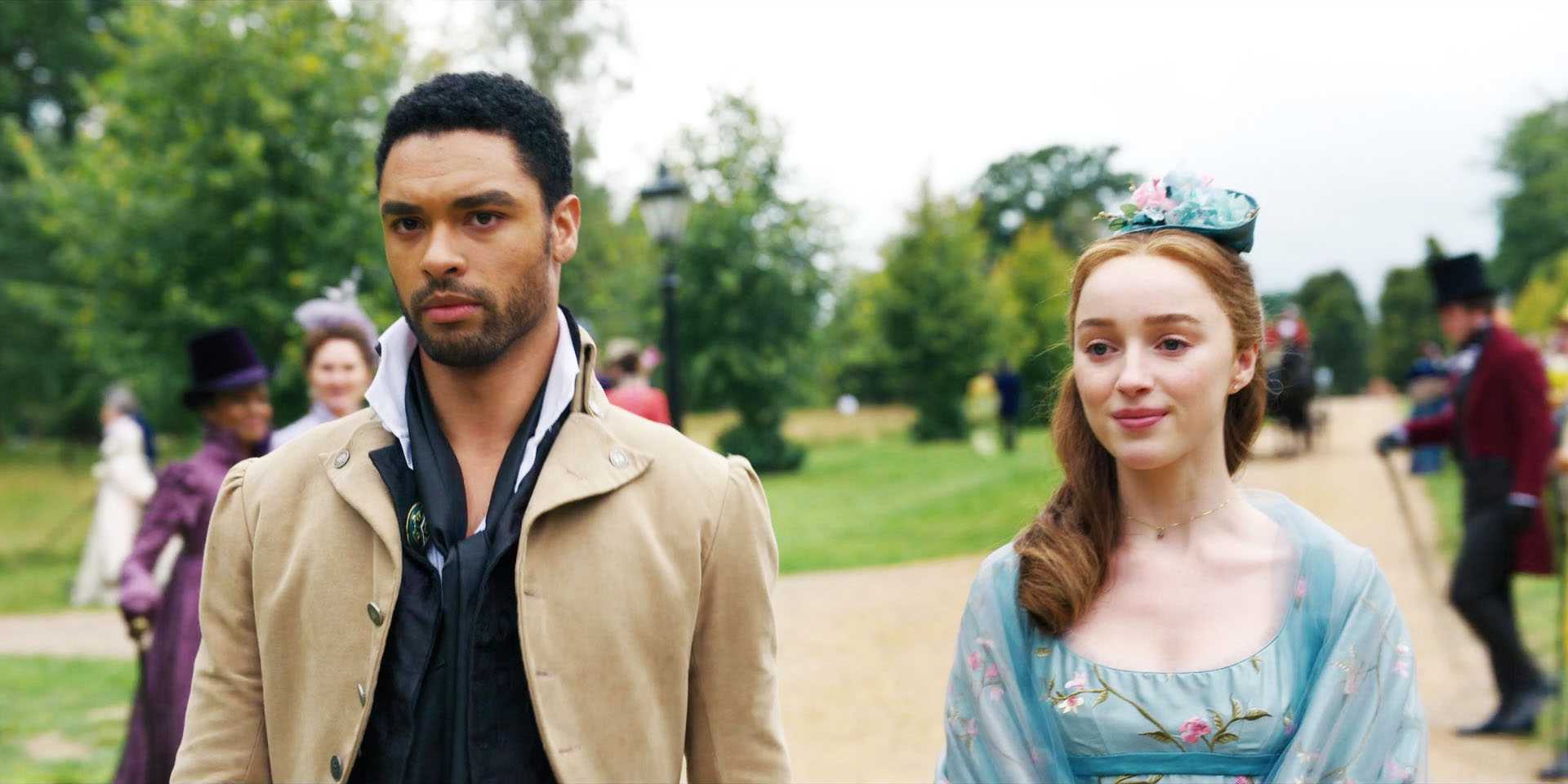 Фёби Динёр в роли Дафны и Рэгé-Джин Пейдж в роли Саймона в 5-м эпизоде 1 сезона сериала "Бриджертон", когда они идут вместе