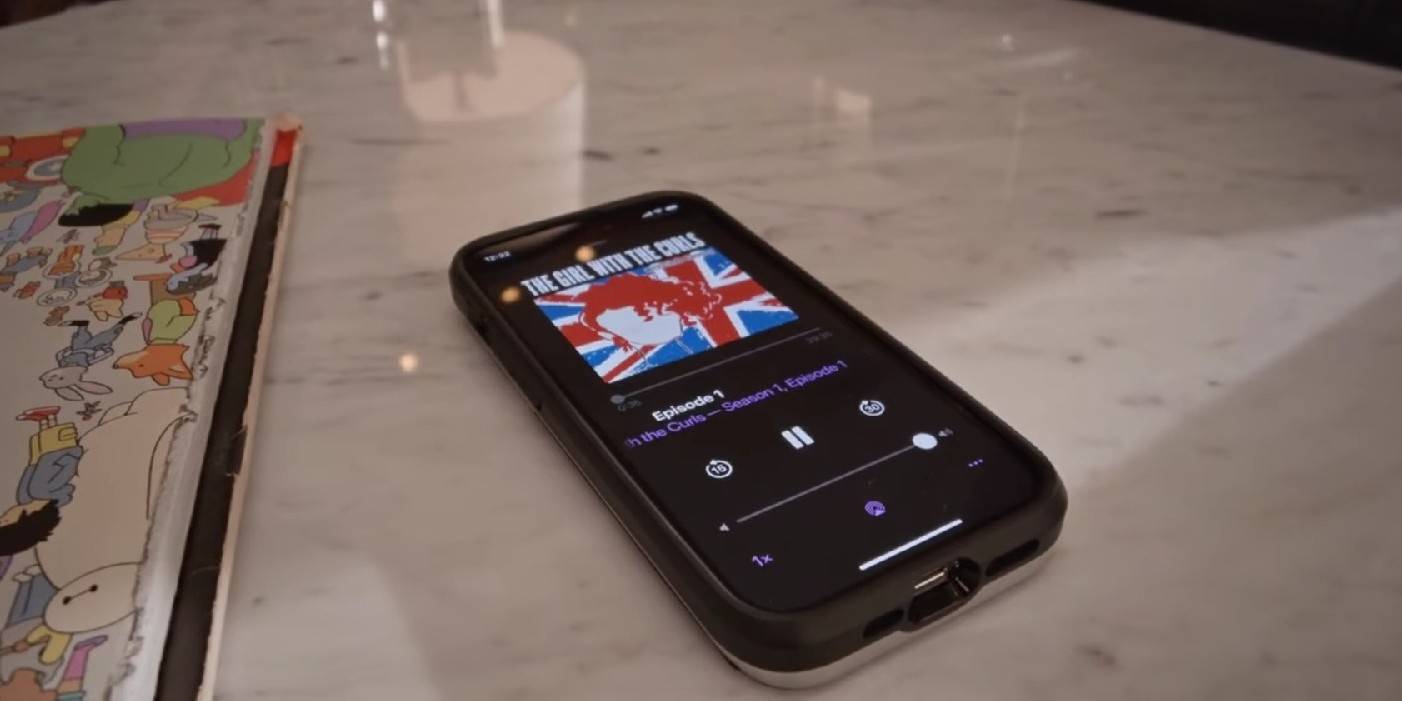 Телефон, воспроизводящий подкаст "The Girl with the Curls" Синды Кэннинг в "Only Murders in the Building"