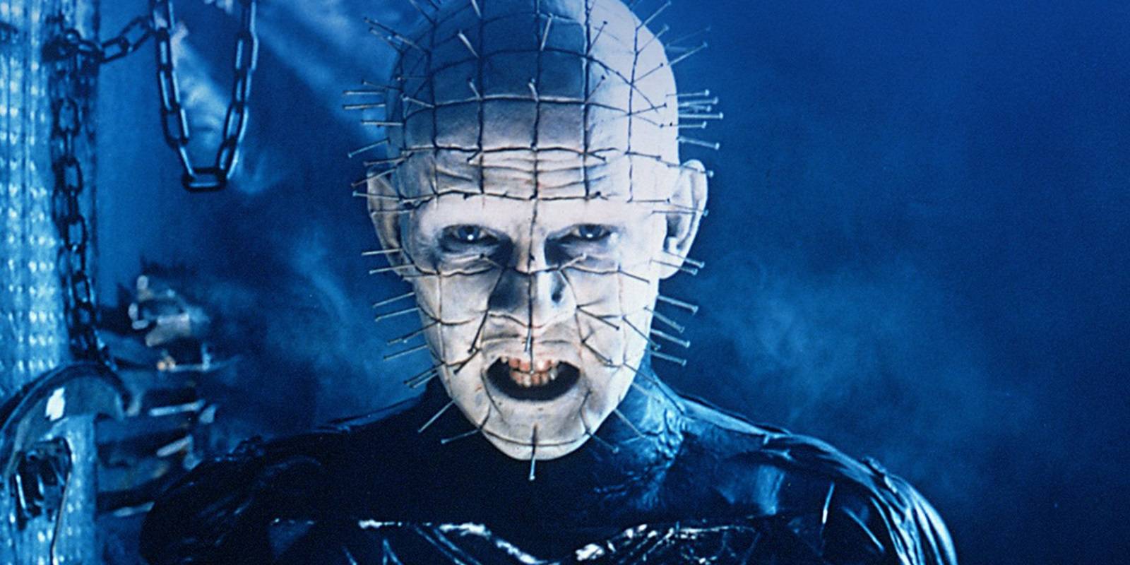 Дуг Брэдли в роли Пинаида, выглядящий сердито в Hellraiser