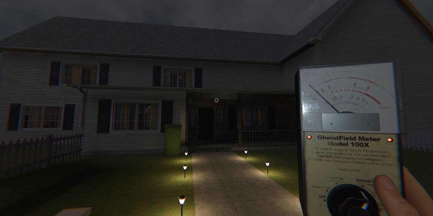 Игрок стоит снаружи одного из домов в Phasmophobia, держа в руках прибор для измерения электромагнитного поля-1