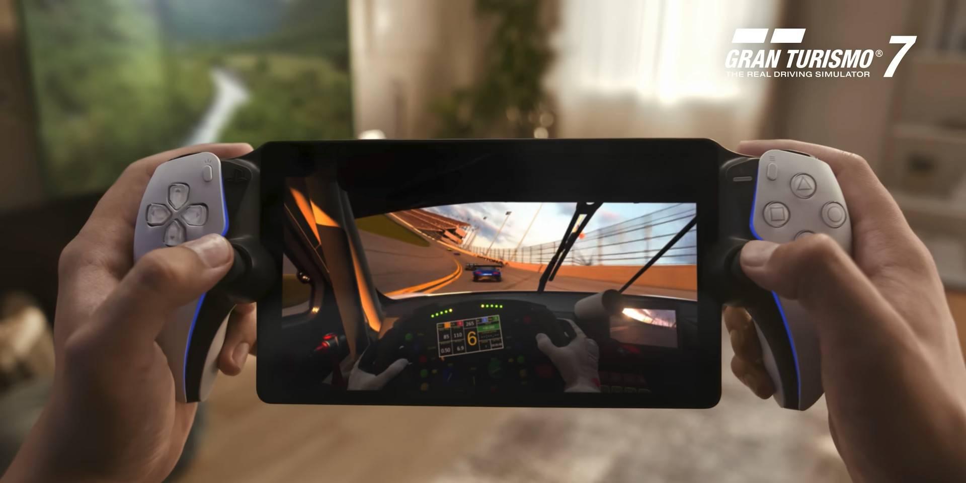 Скриншот из трейлера Playstation Portal, показывающий POV-снимок пары рук, играющих на устройстве. На экране изображение Gran Turismo 7, показывающее водительское сиденье автомобиля на гоночной трассе.