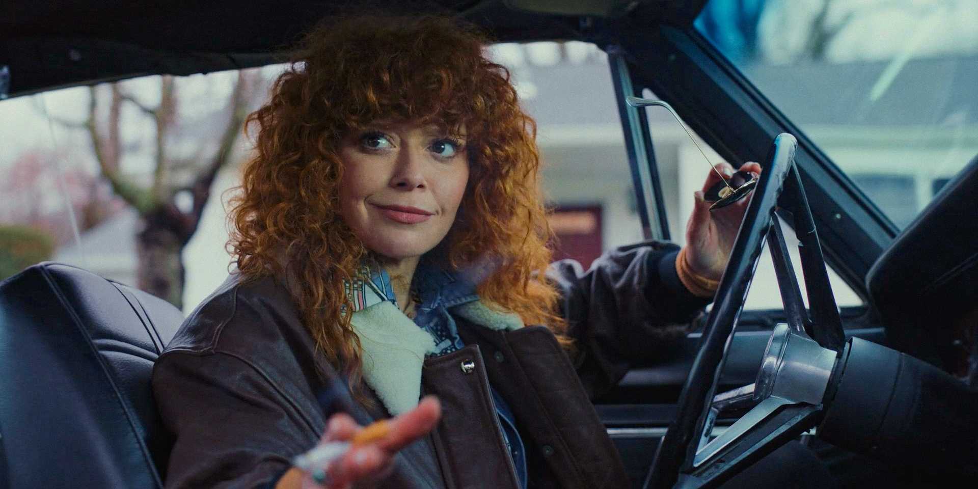 Чарли улыбается в своей машине в 2 сезоне "Poker Face", 12-6