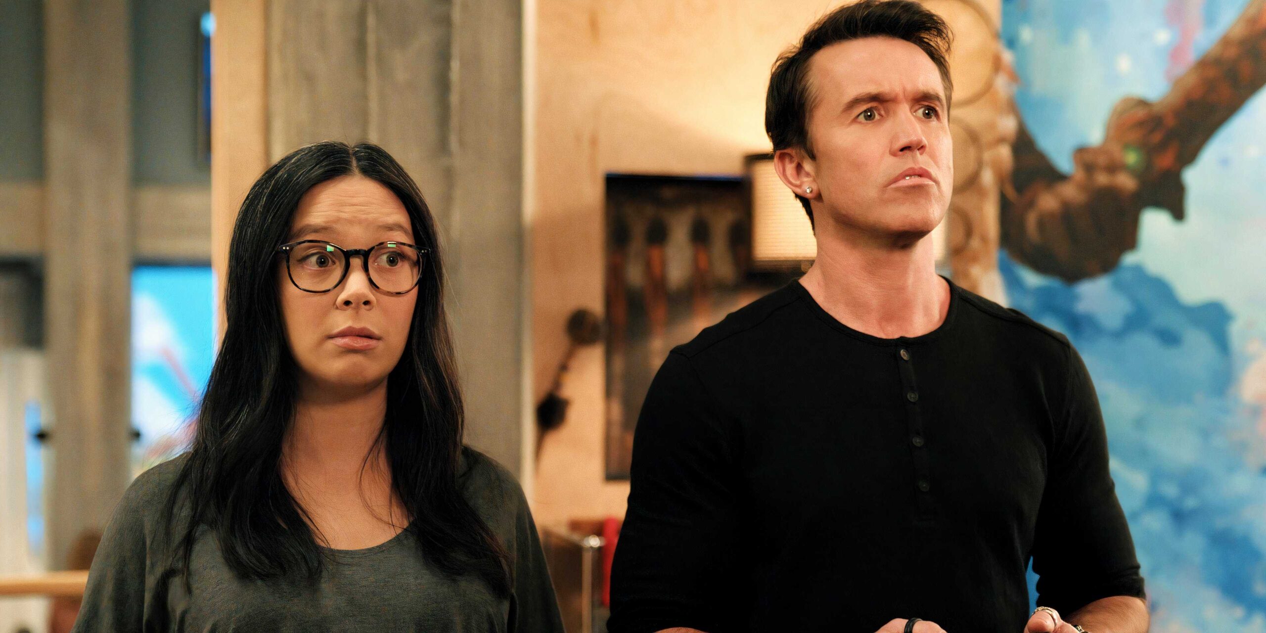 Поппи и Иан, выражающие беспокойство в 4 сезоне Mythic Quest