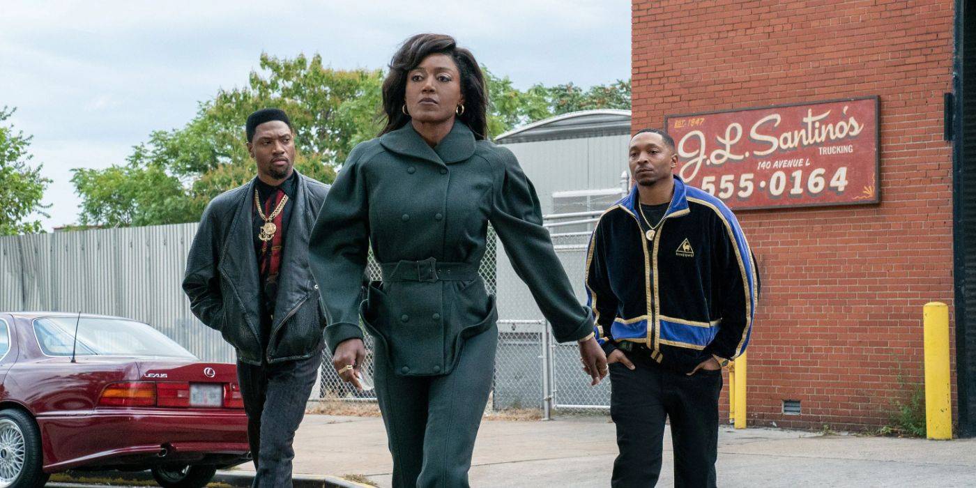 Ракель из Power Book III Raising Kanan, за которой следят двое мужчин