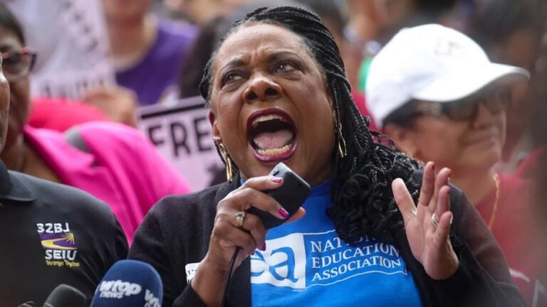 Обострение конфликта вокруг учительского профсоюза и разоблачения антимиграционной сети активистов