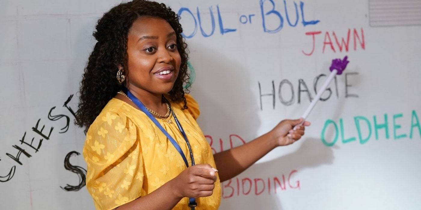 Квинта Брэнсон указывает на доску в "Abbott Elementary"