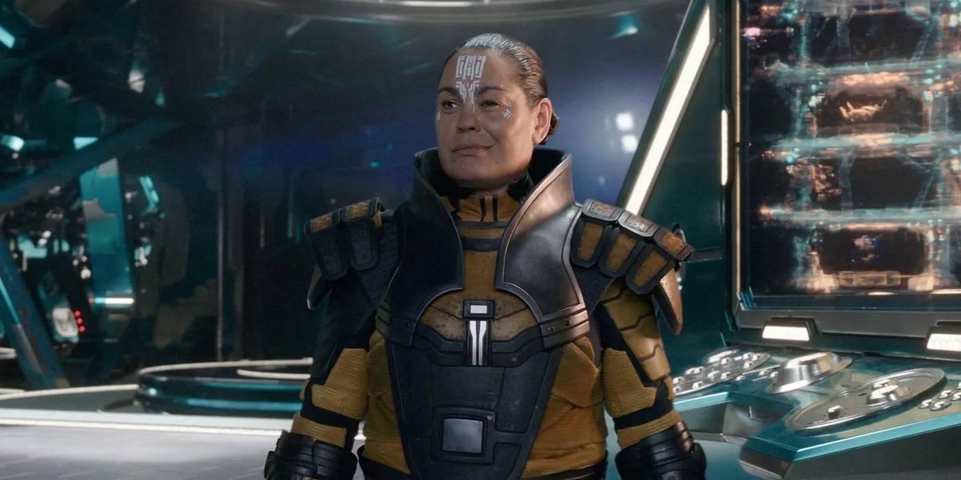 Рэйчел Хаус, ухмыляющаяся в "Тор: Рагнарёк"