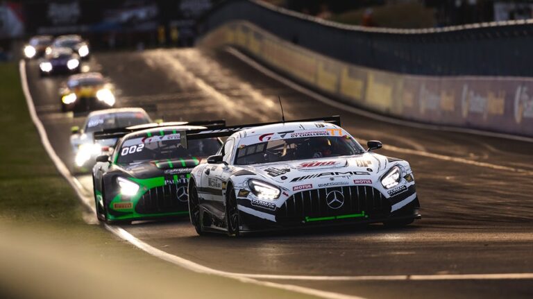 Крупная авария на гонке в Австралии привела к введению красного флага и остановке соревнования