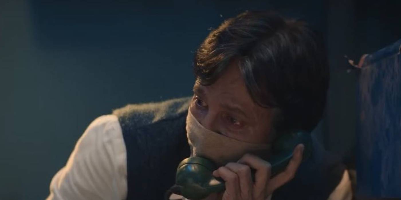 Один из железнодорожных работников, разговаривающих по телефону в сериале "Железнодорожники"