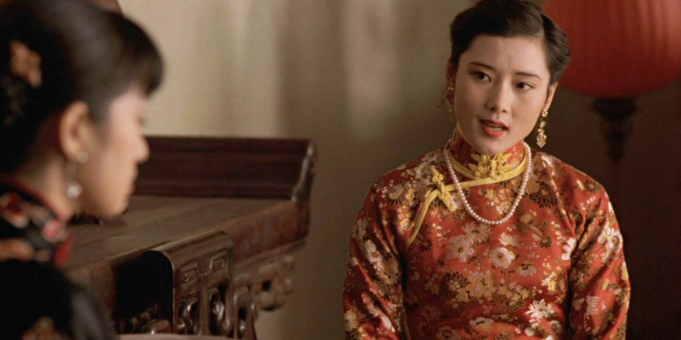 Songlian сидит в красном китайском кипао в фильме Raise the Red Lantern