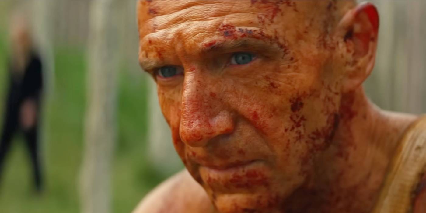 Ральф Файнс в роли доктора Кельсона, выглядящего интенсивно в фильме "28 лет спустя: Костный храм"