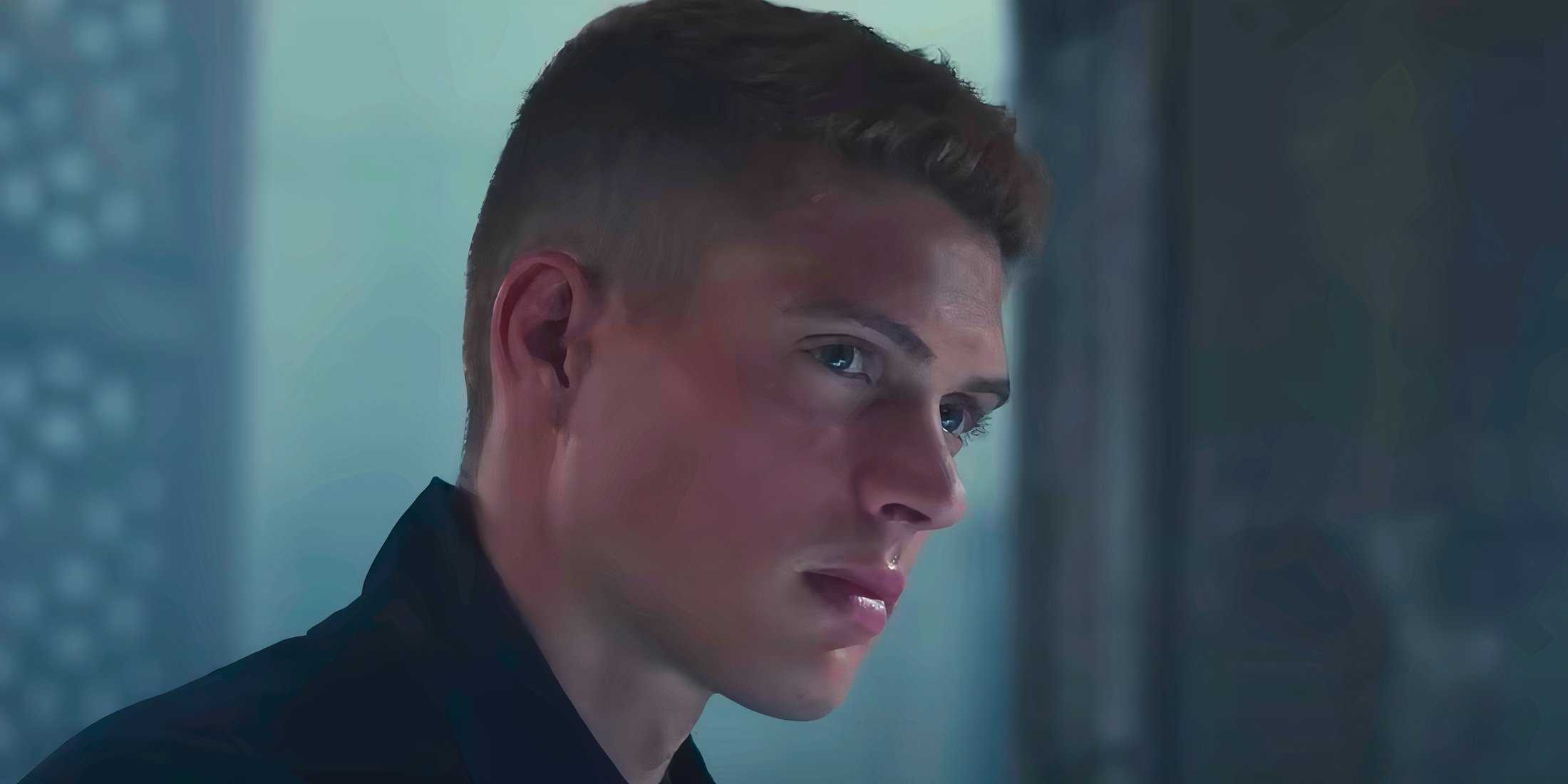 Ранд, серьезно смотрящий на кого-то в 3 сезоне "Колесо времени"