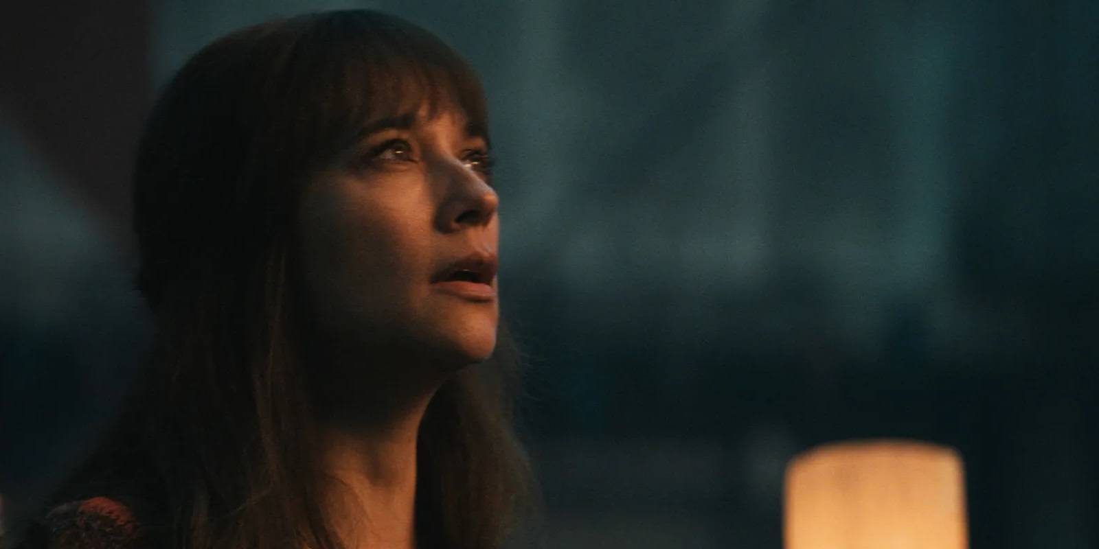 Рашида Джонс, смотрящая вверх в "Сайло" на Apple TV+