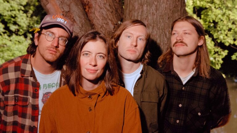 Ratboys представили новый альбом «Singin’ to an Empty Chair» — слушайте прямо сейчас