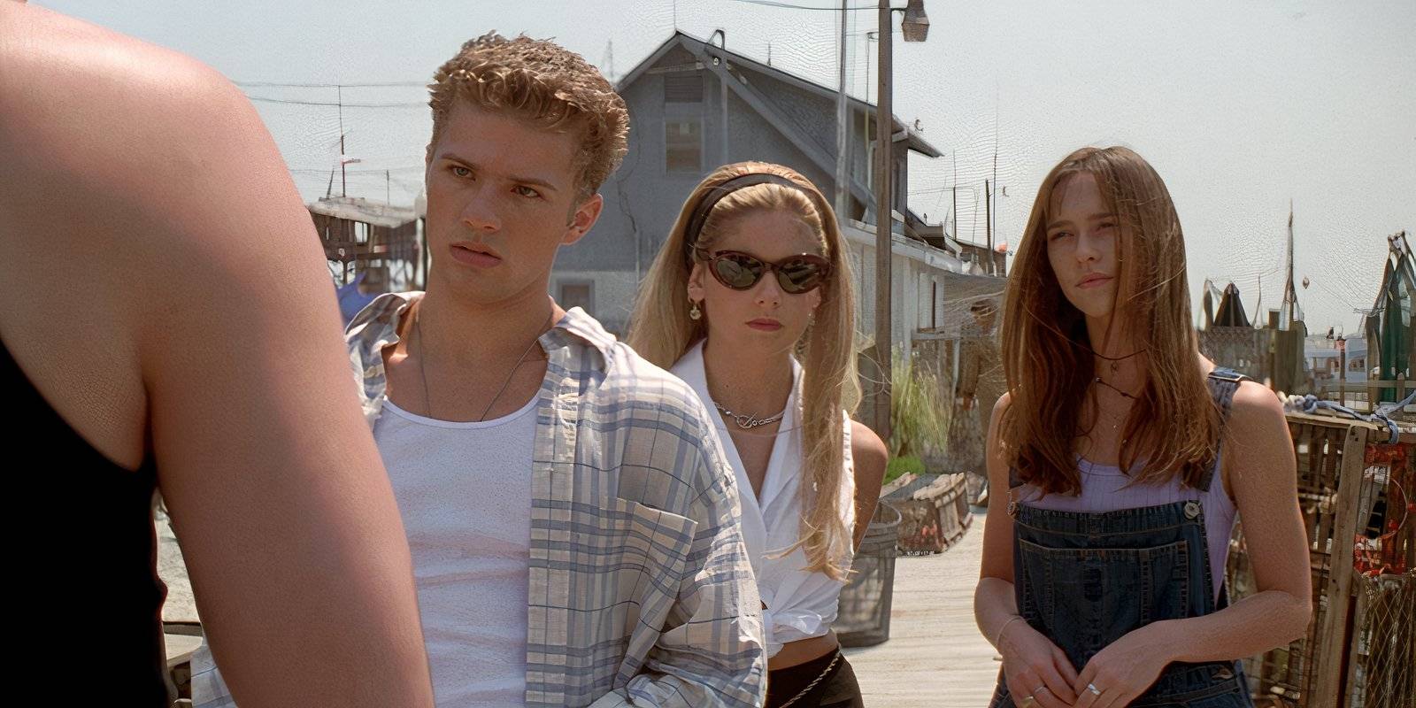 Рэй, Бэри, Хелен и Джули, сыгранные актерами Фредди Принз младший, Райан Филлип, Сара Мишель Геллер и Дженнифер Лю Хоуитт, в хоррор-триллере "Я знаю, что ты сделал прошлым летом".