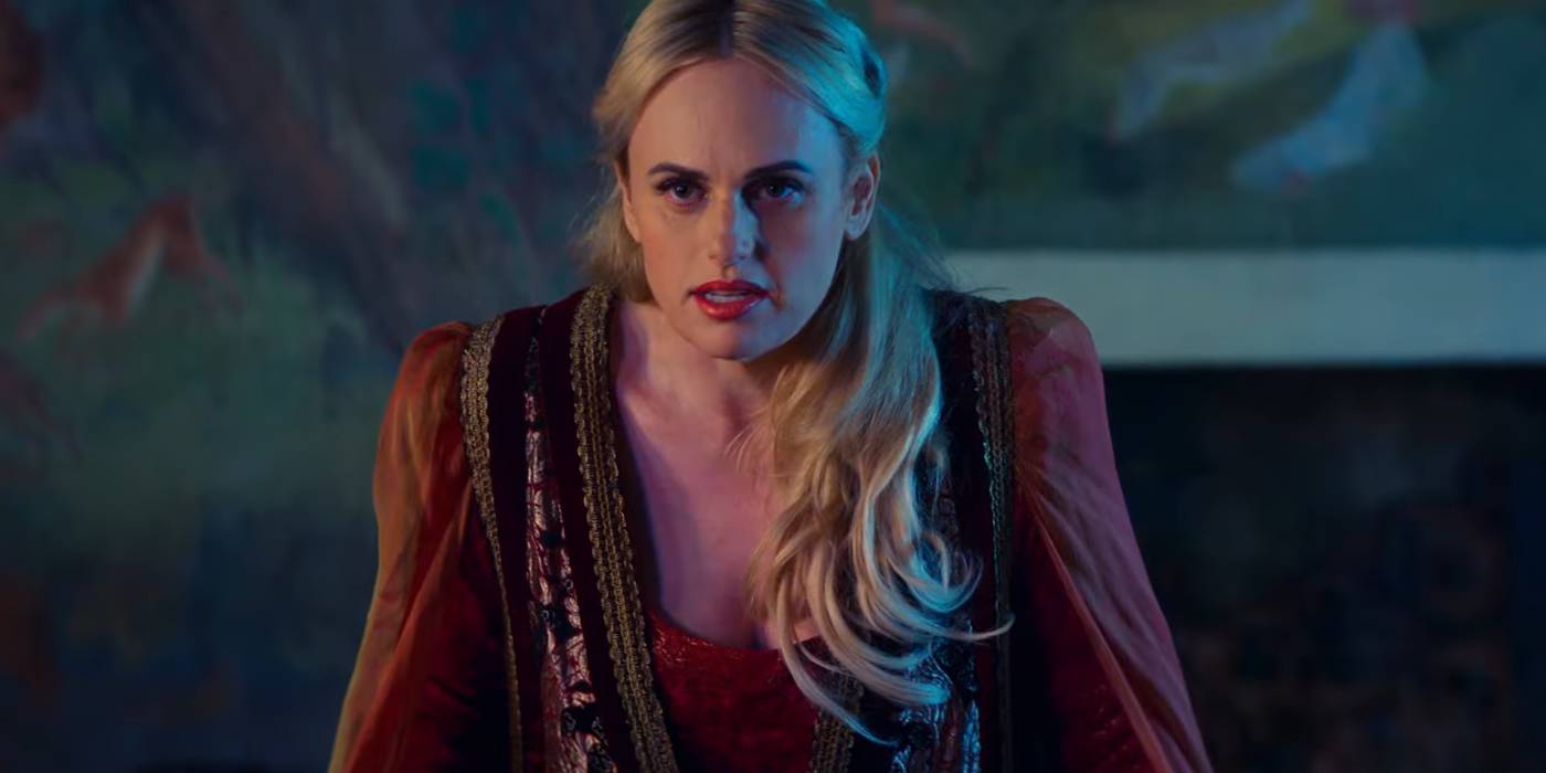 Ребел Уилсон в роли леди Капулет, выглядящая интенсивно в фильме "Джульетта и Ромео"