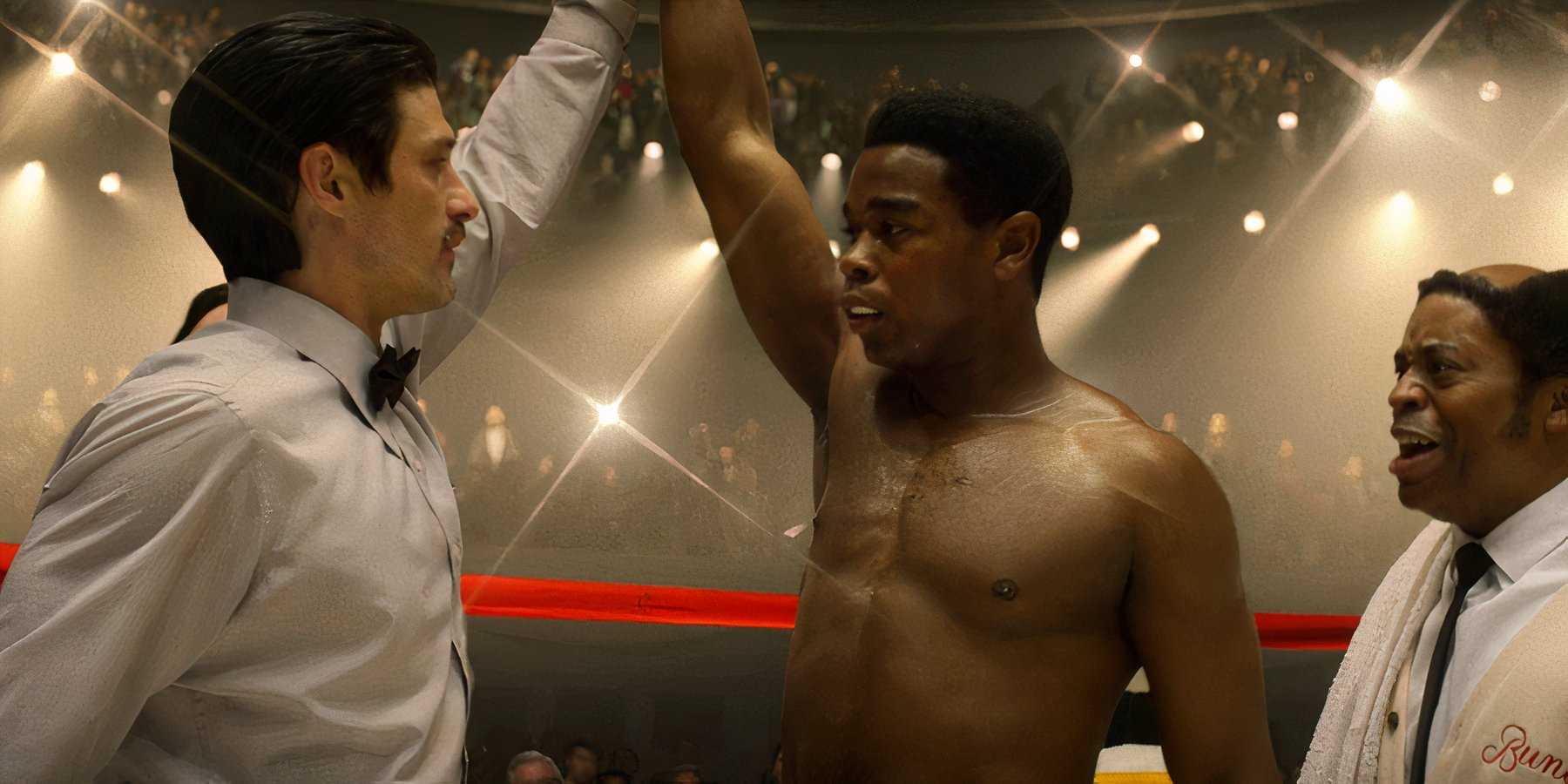 Судья поднимает руку Мухаммеда Али в победе во время Fight Night