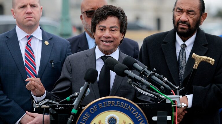 Конгрессмен-лоббист потребовал от иммиграционного офицера Трампа «хорошо надеяться» на помилование и обвинил службы в нарушениях закона