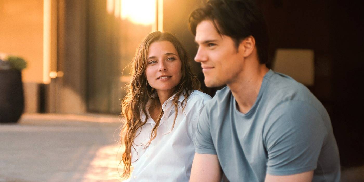 Лили смотрит на Тома в "Fall For You" Netflix