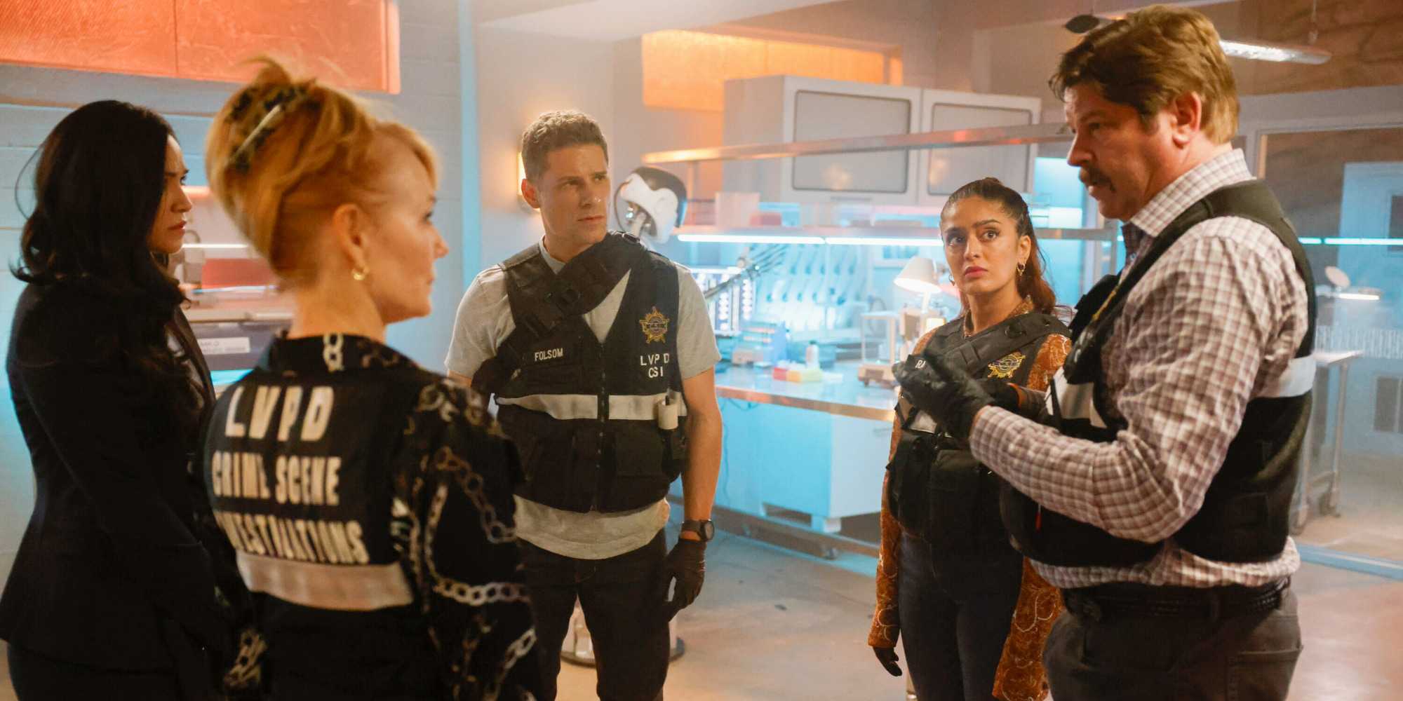 Чейз (Ариана Гьерра), Кэтрин (Мэг Хелгенберг), Джош (Мэтт Лаурия) и Элли (Мандип Диллон) ищут Максин (Паула Ньюсом) в CSI: Вегас