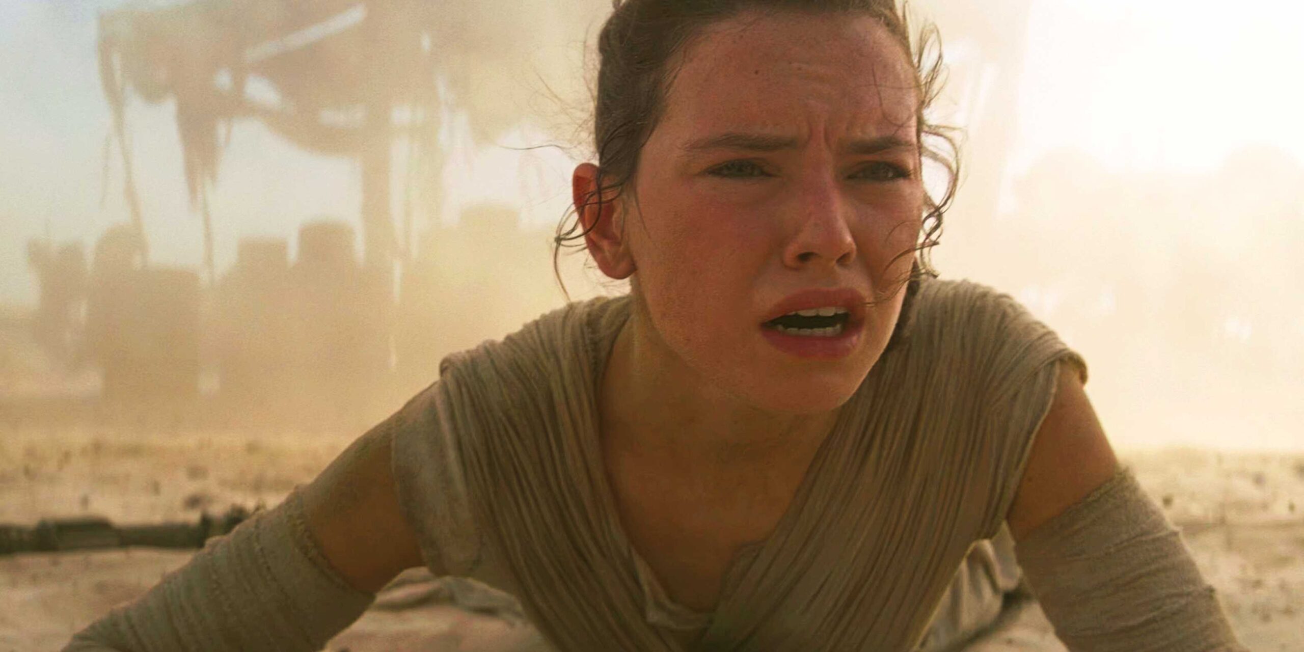 Рей на земле, выражающая боль в «Возрождении Силы»