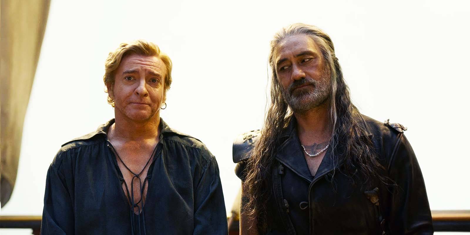 Рис Дарби в роли Стэда и Тайка Вайтити в роли Эда в 8-й серии 2-го сезона сериала "Наша флага означает смерть"