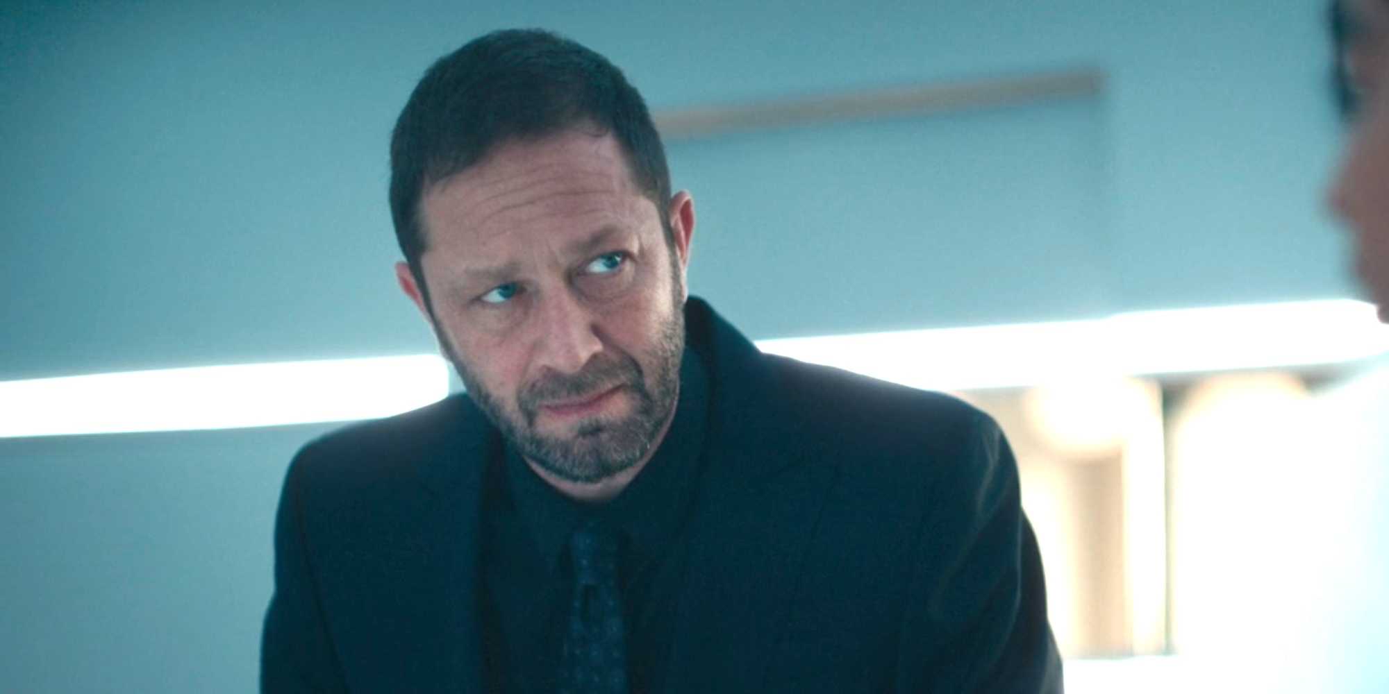 Ричи, смотрящий на Сидни в 2-м эпизоде 4 сезона "Медведя"