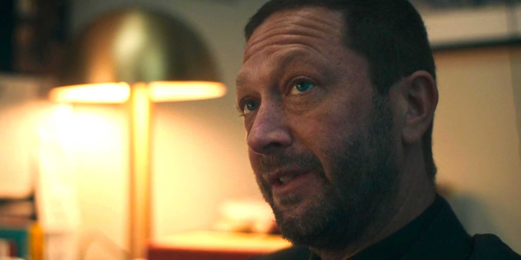 Ричи смотрит вверх и говорит в 3 эпизоде 4 сезона сериала "The Bear"