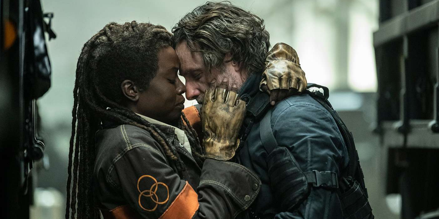 Рик (Эндрю Линкольн) и Мичон (Данай Гурира) обнимаются в "Ходячие мертвецы: Те, кто живет"