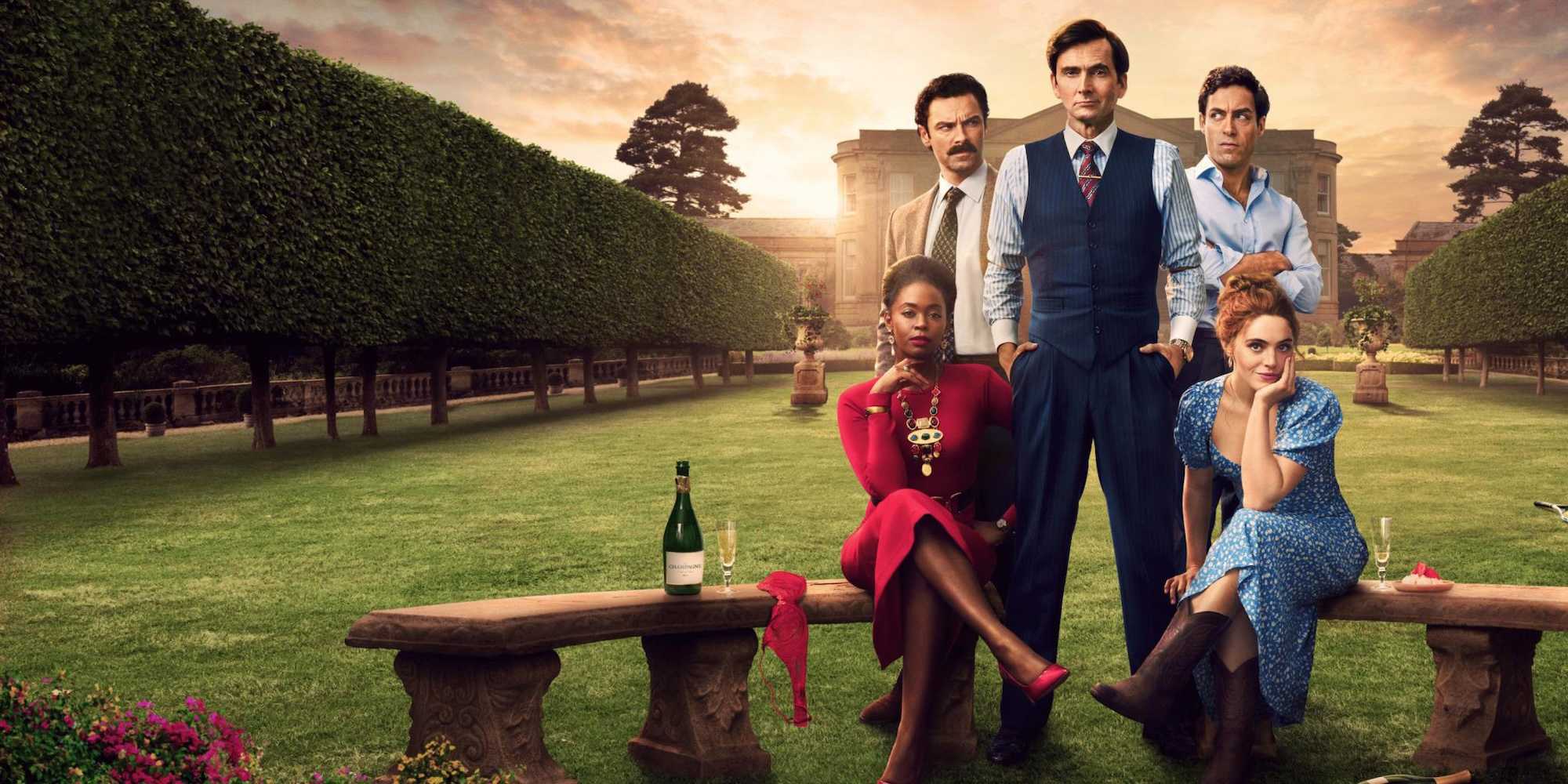 Основной актерский состав *Rivals*, собравшийся на лужайке