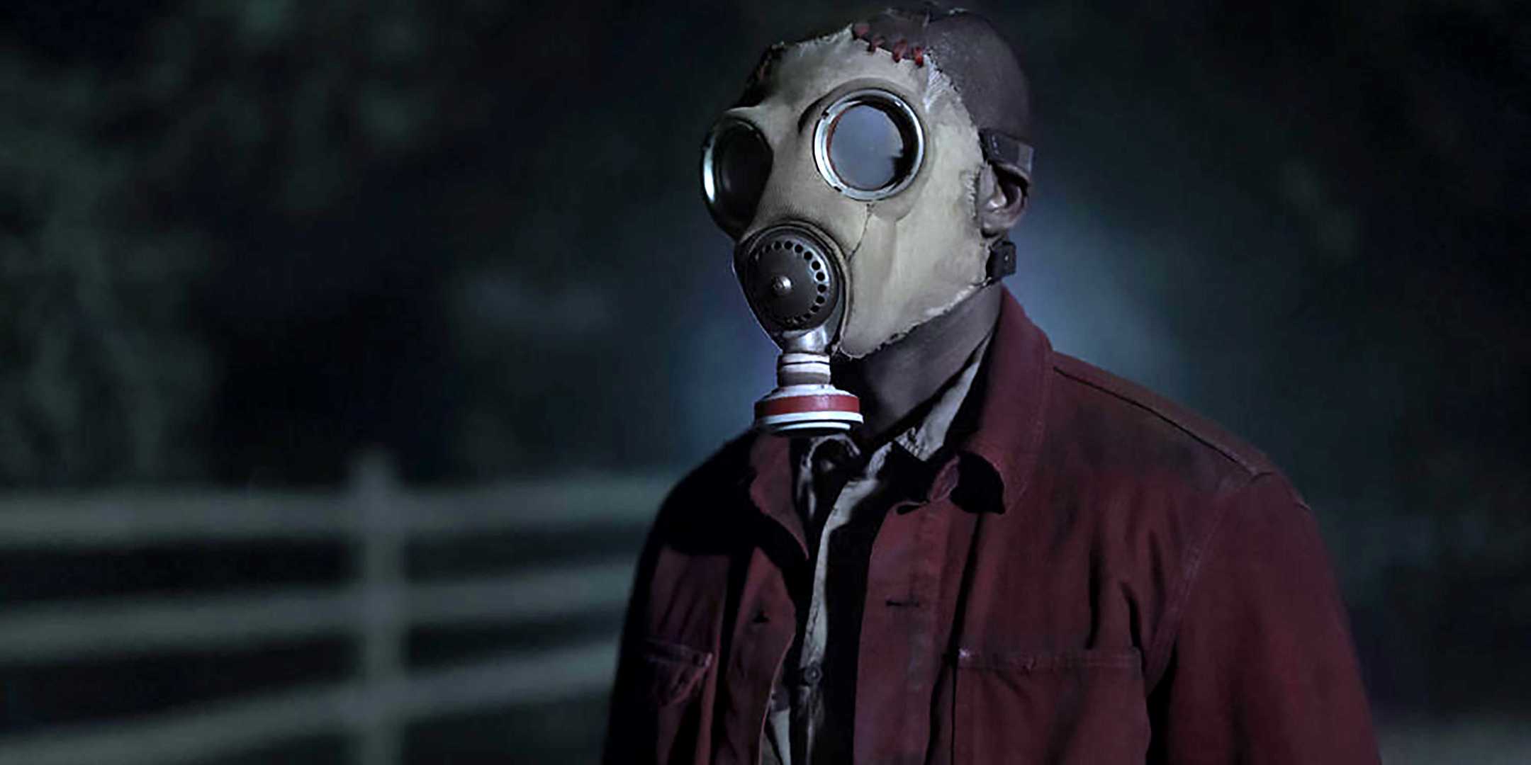 Роб Морган в роли Макнаба в газовой маске, стоящего в поле ночью в "Teacup"
