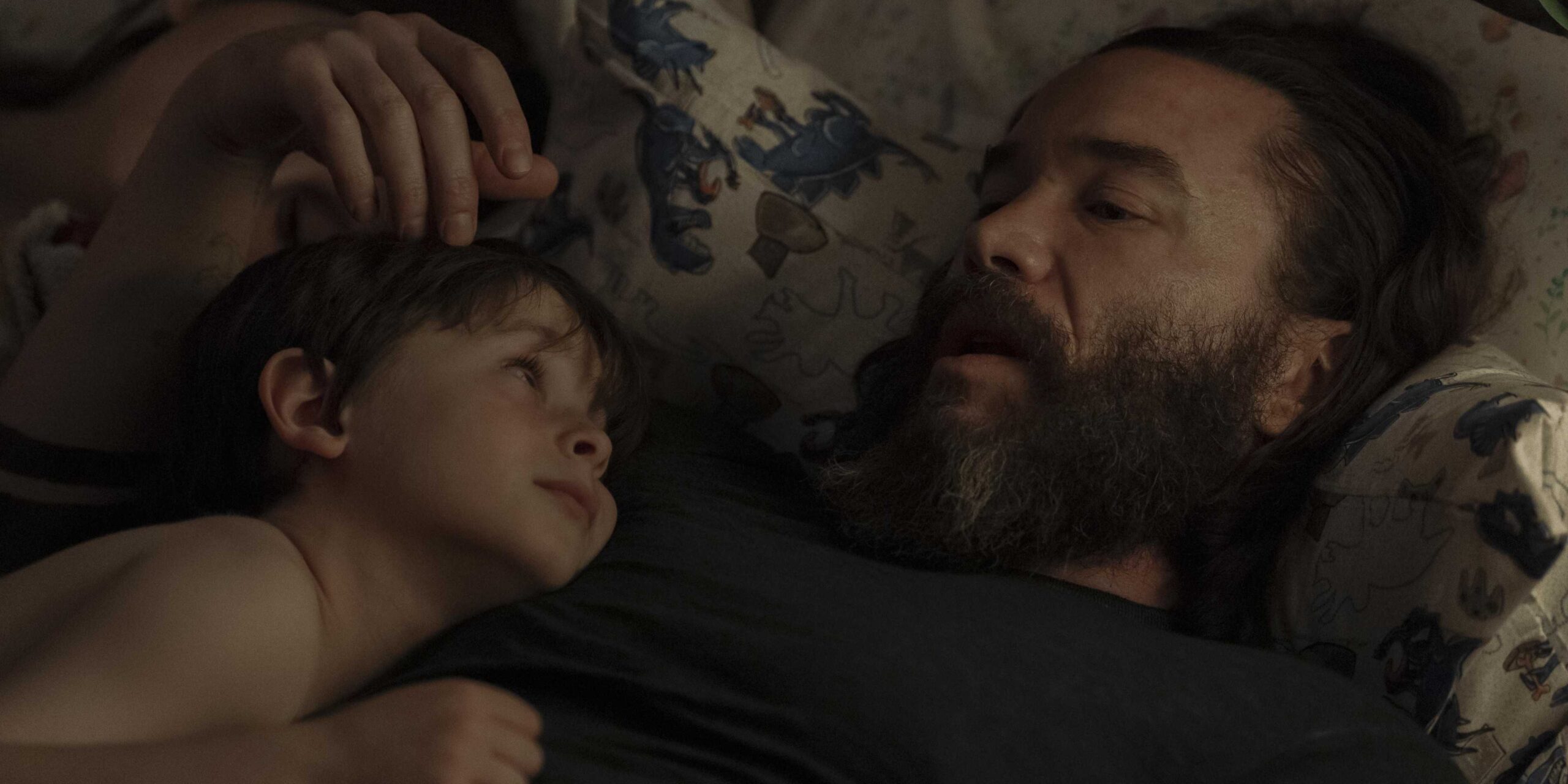 Робби обнимает своего сына в Task