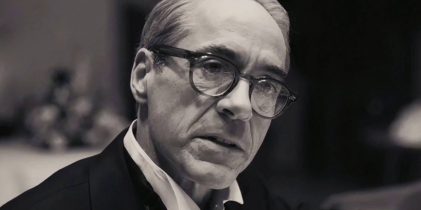 Роберт Дауни-младший в роли Люиса Страуса в черно-белом кадре из «Оппенгеймера»