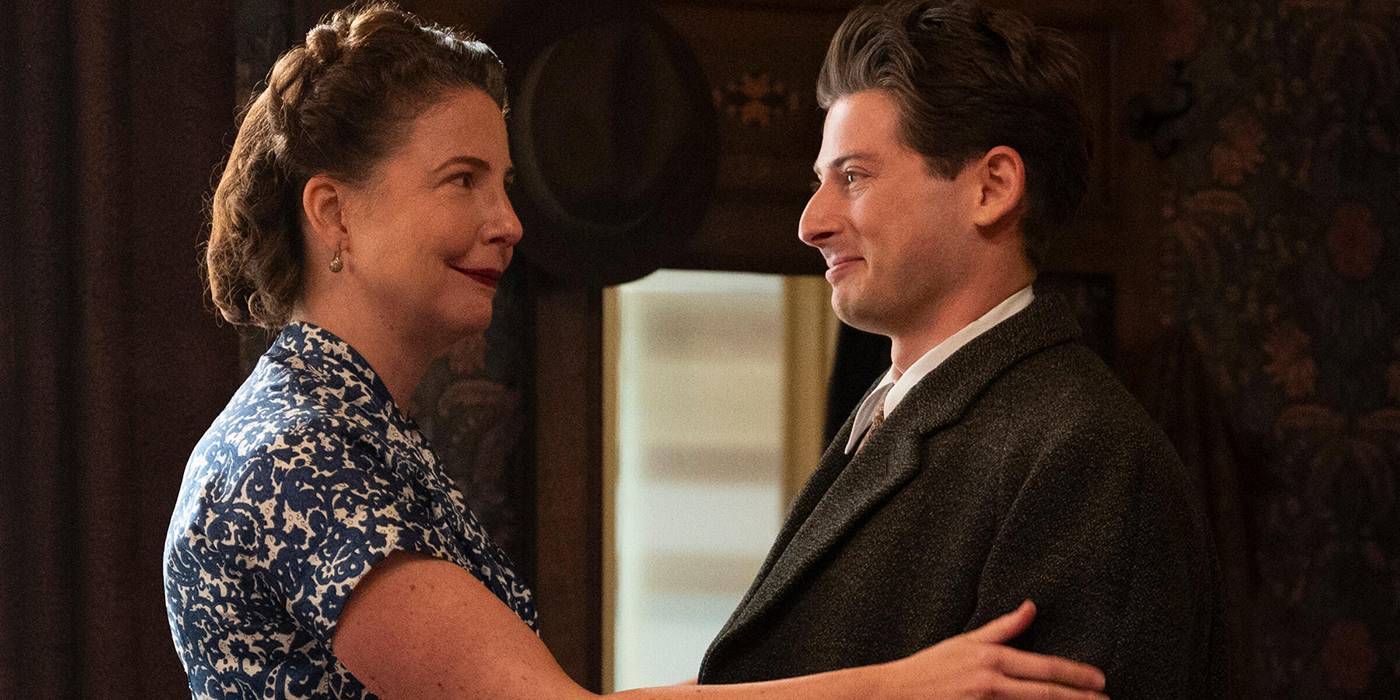 Робин Вайгерт в роли Нехумы, нежно держащей Якуба (Амита Рахава) в фильме "We Were the Lucky Ones"