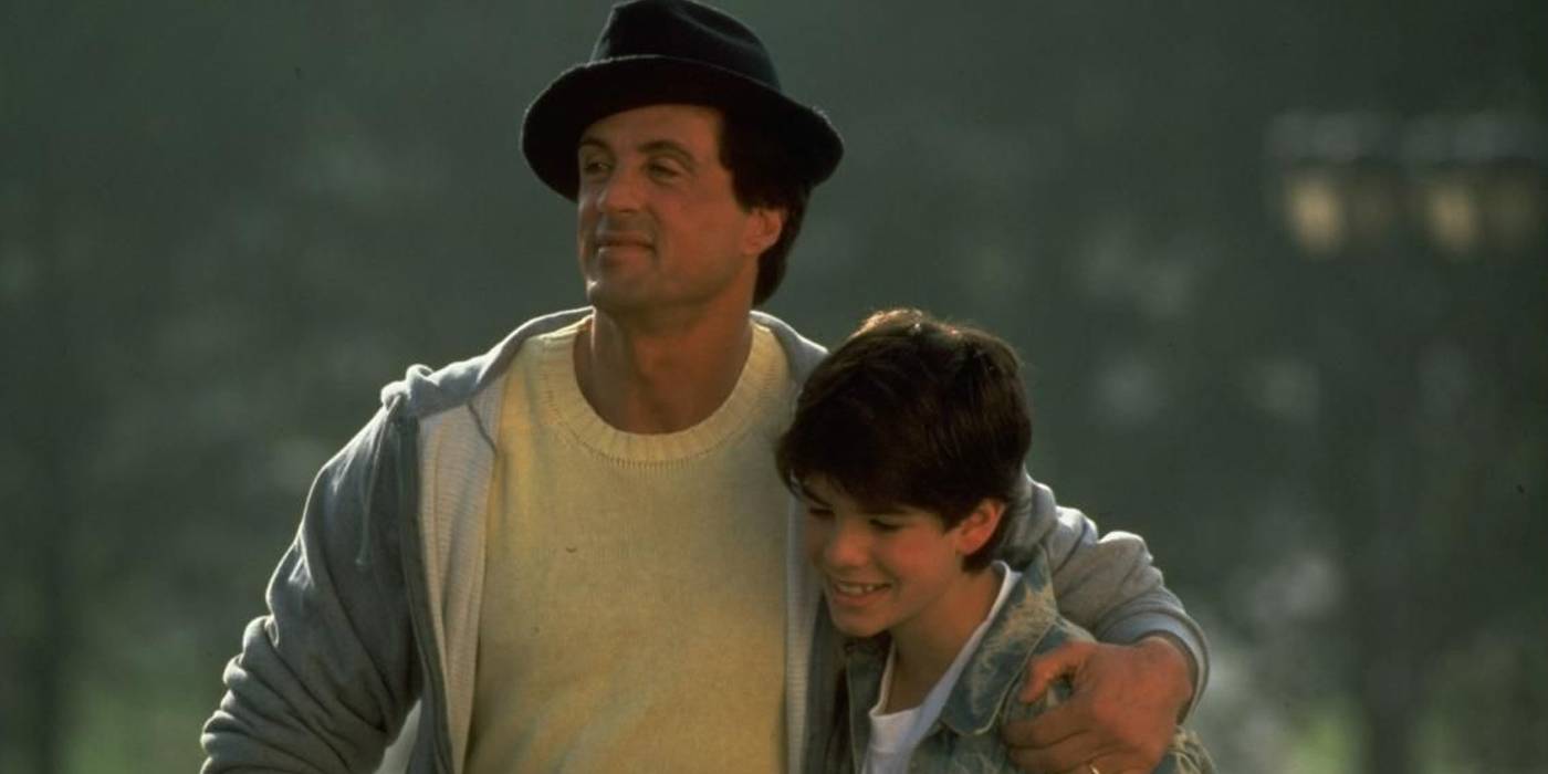 Рокки (Стивен Спилберг) и Роберт Ю. (Сейдж О'Сталло) идут вместе и смеются в фильме "Рокки V"