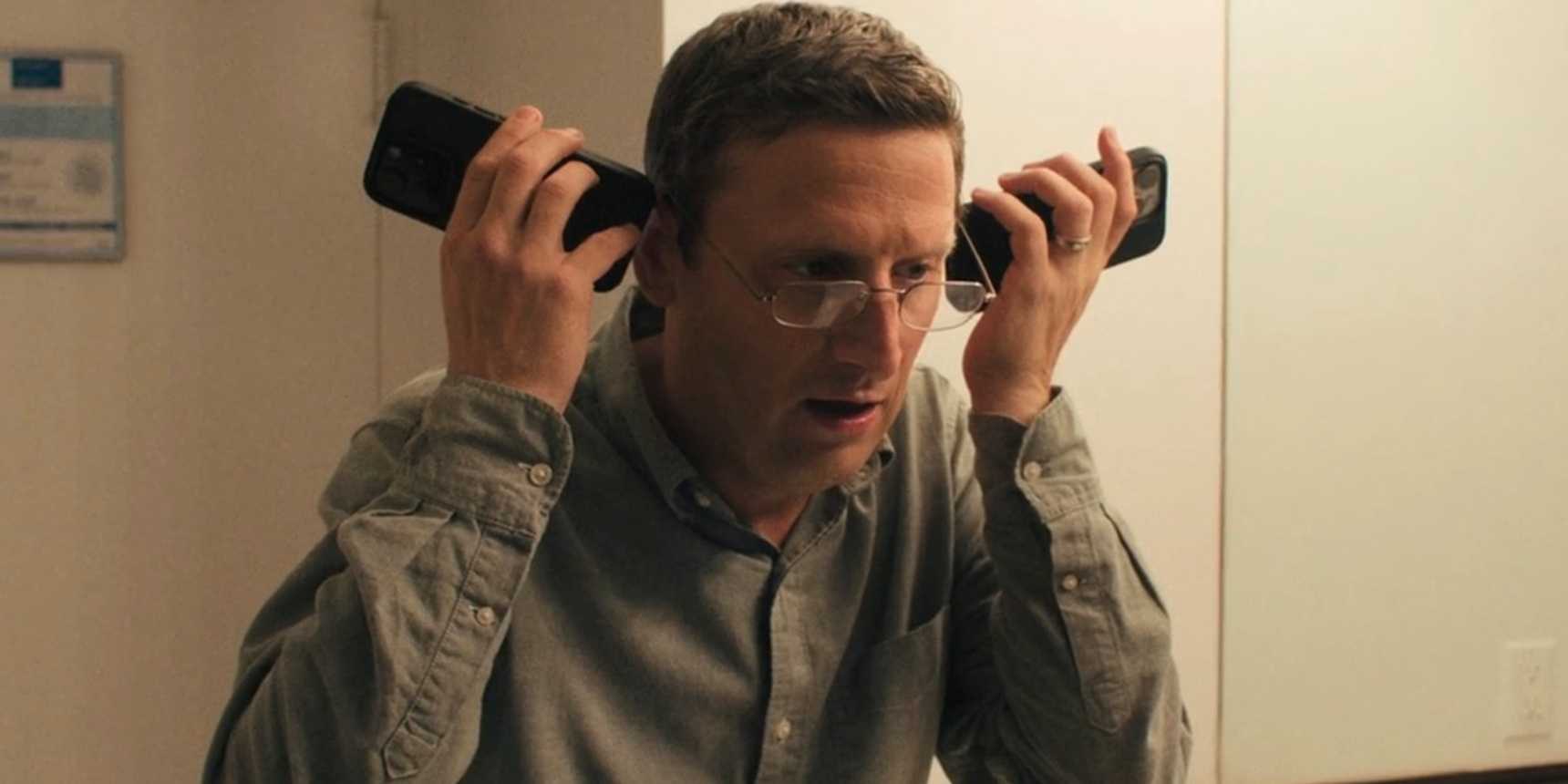 Рон слушает два телефона в The Chair Company