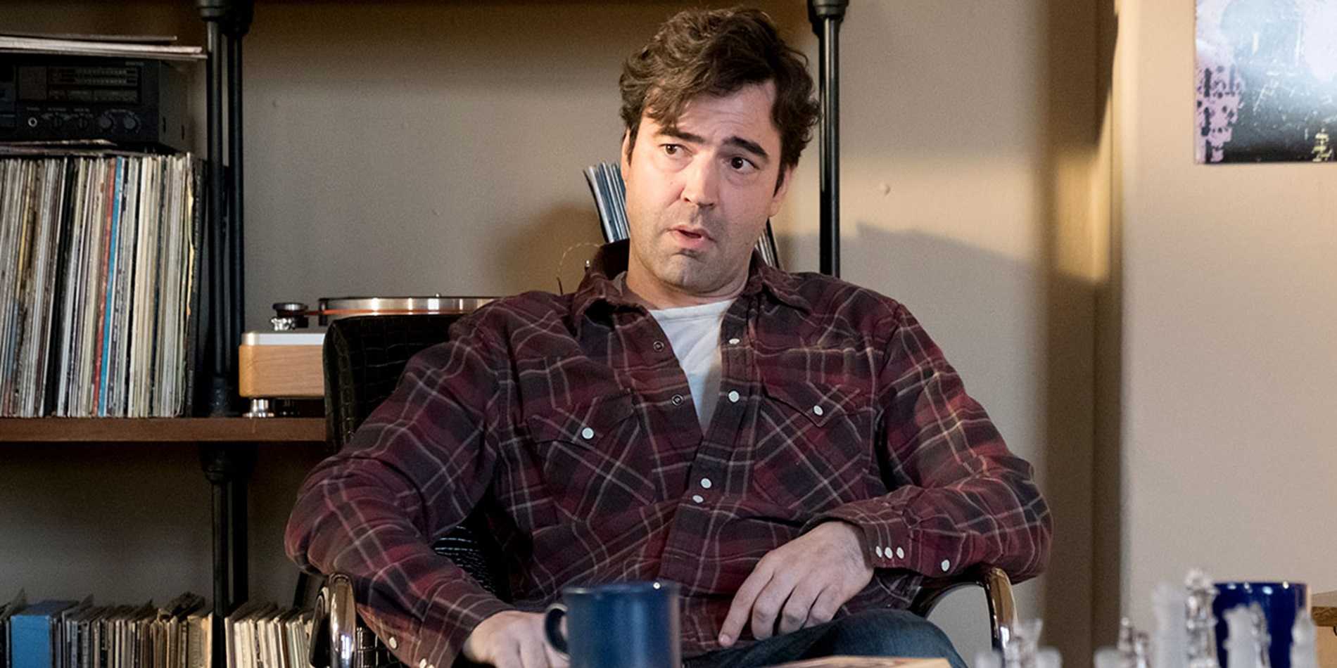 Рон Ливингстон пьет кофе в *Loudermilk*