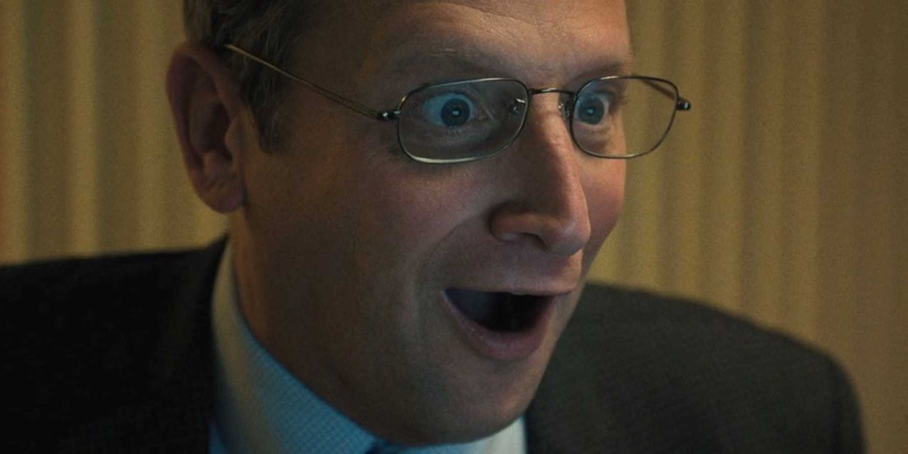 Рон, выглядящий восторженно в *The Chair Company*