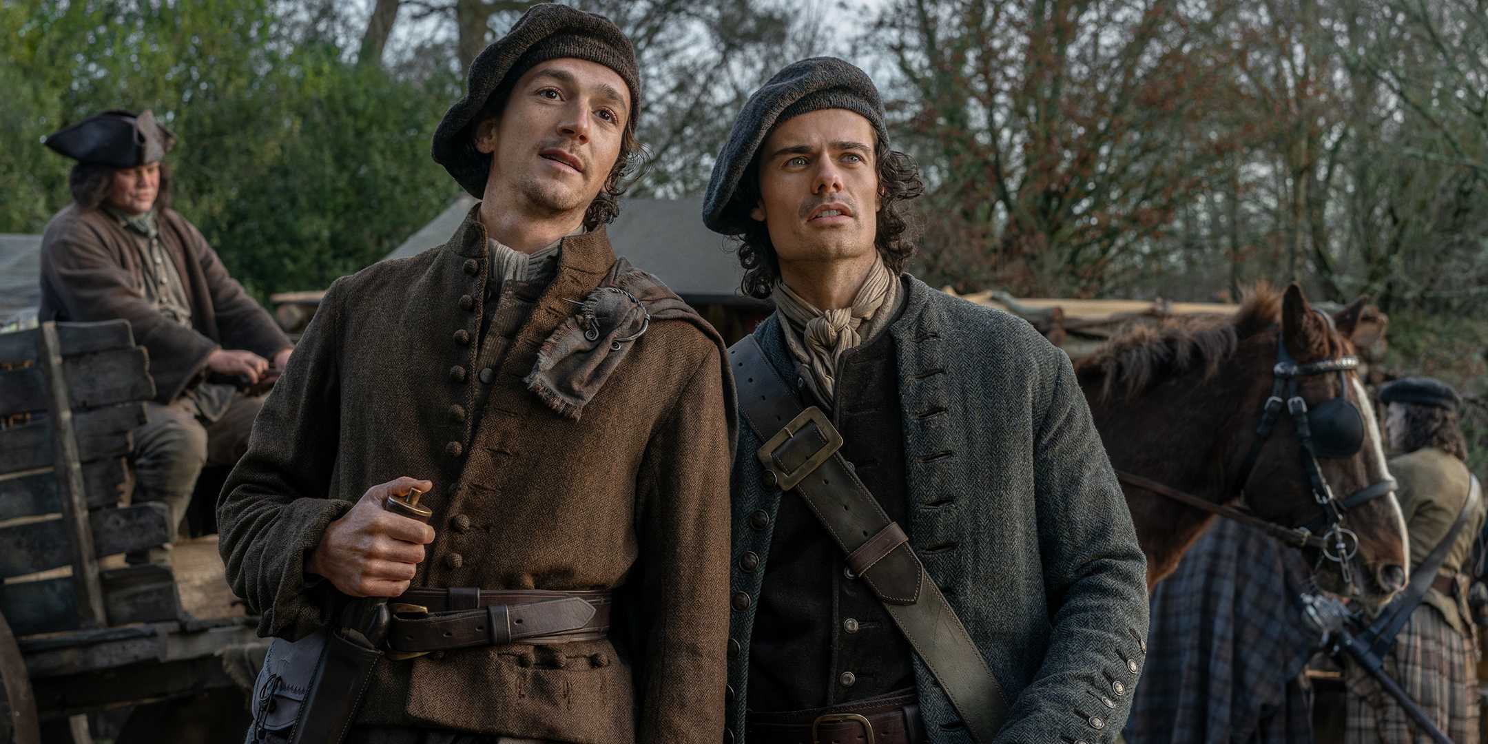 Муртаг из "Outlander: Blood of My Blood" и Брайан Рой, стоящие перед каретой, с любопытством смотрят в "Outlander: Blood of My Blood"